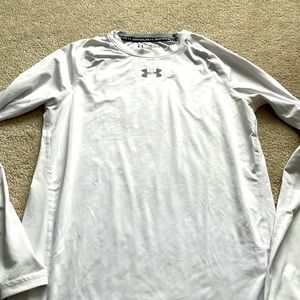 Under Armour heat gear long sleeve fitted shirt. Size youth Xl
